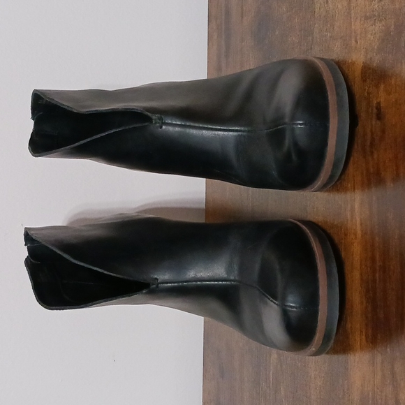 Korks Chandra Booties Black Leather Chunky heel 8 medium Zipper Back 3in heel - Picture 3 of 6